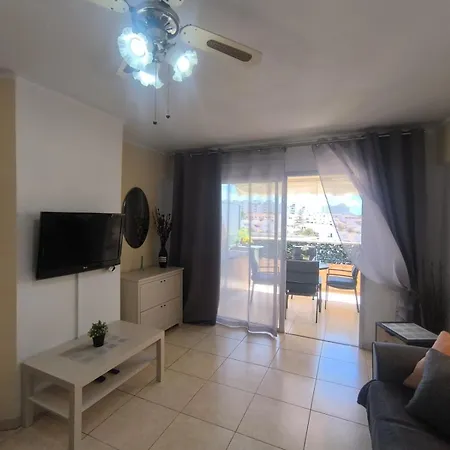 Beautiful Near The And Pool Apartament